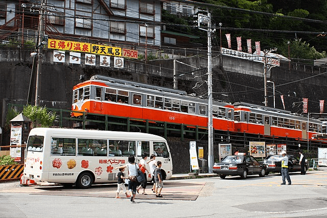 箱根温泉を走る列車や車