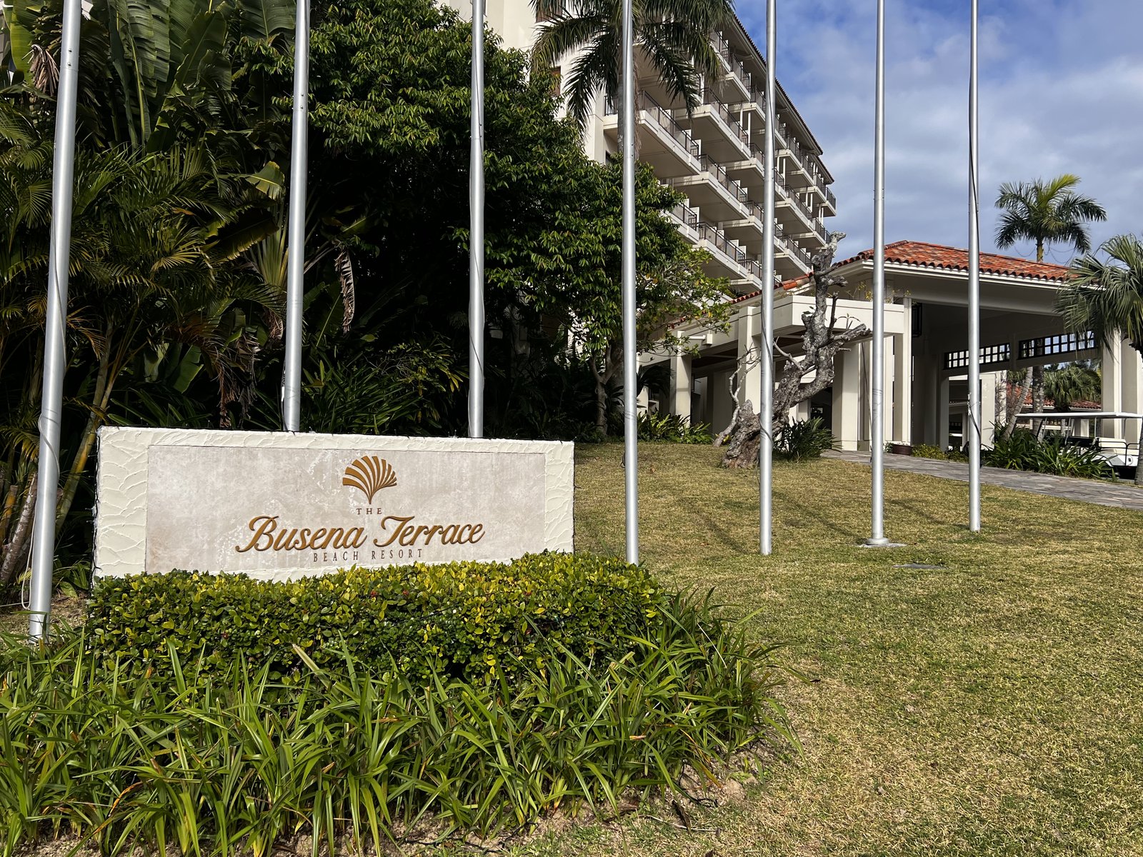 ザ・ブセナテラス エントランス看板